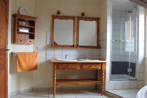 Duschwanne, Haartrockner, Handtücher, Toilettenpapier