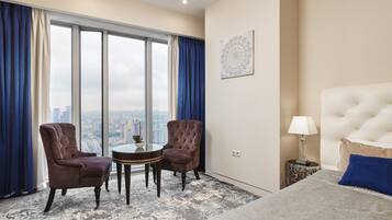 Panoramic-Apartment | Wohnbereich | Fernseher