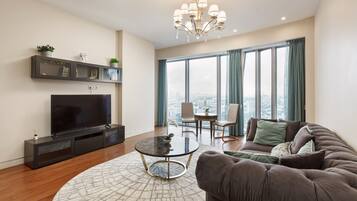 Panoramic-Apartment | Badezimmer | Dusche, Hausschuhe, Handtücher