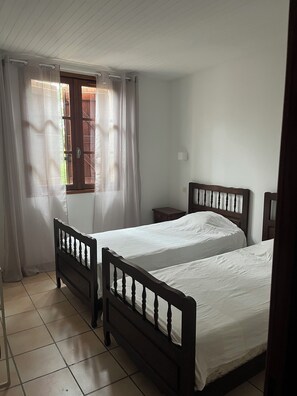 5 slaapkamers, een strijkplank/strijkijzer, reisbedje, gratis wifi