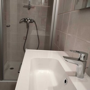 Dusche, Haartrockner, Handtücher, Seife