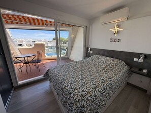 3 bedrooms - Duplex marina with port view - 6 guests (Port Camargue)