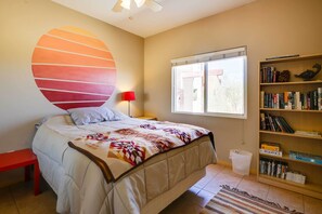 3 Schlafzimmer, Schreibtisch, Bügeleisen/Bügelbrett, Reisekinderbett