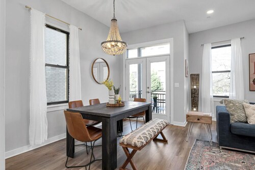 Condo Near Belmont, Vanderbilt, Music Row with Free Parking