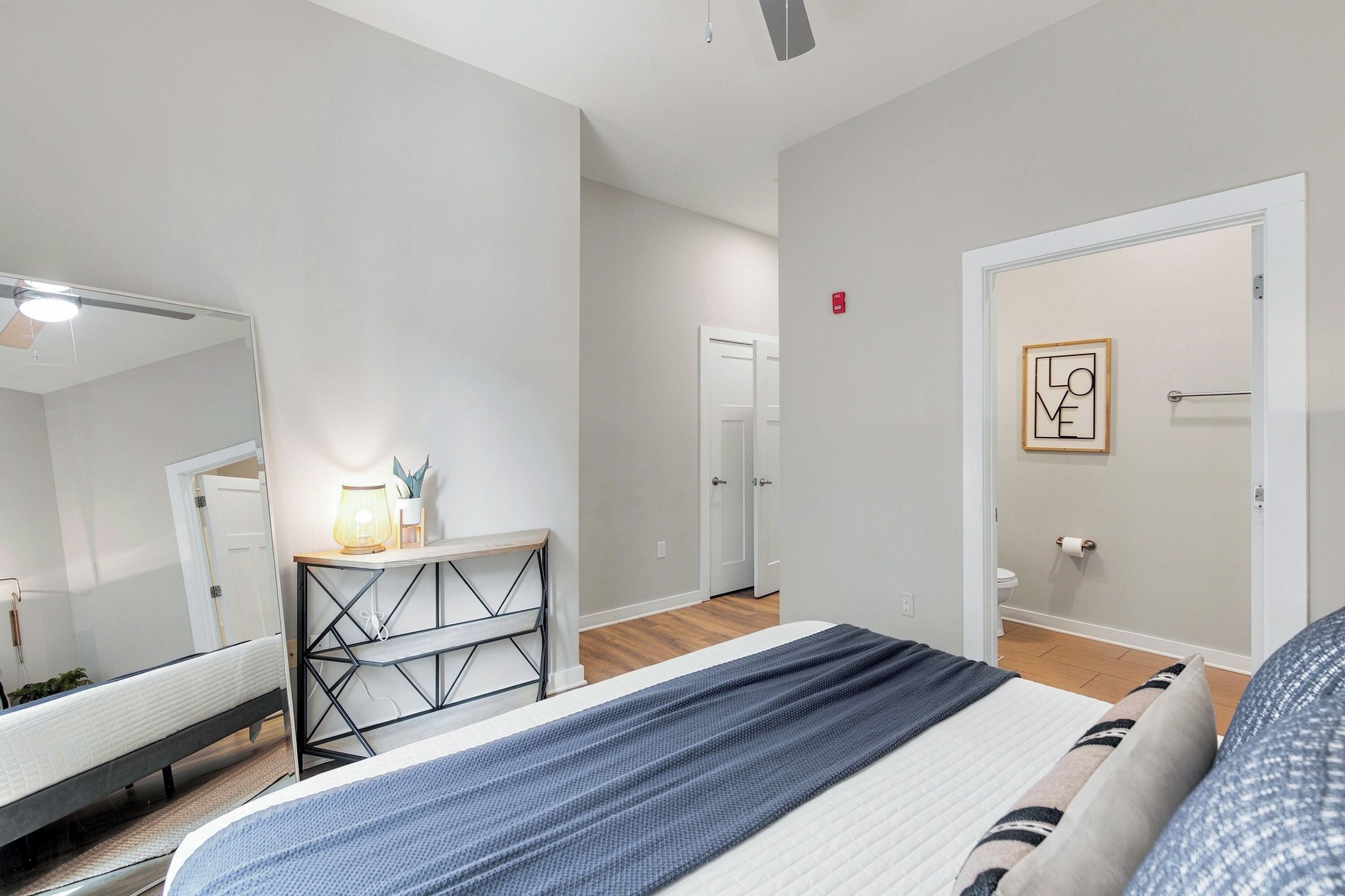 2 bedrooms, desk, WiFi (free), bed sheets
