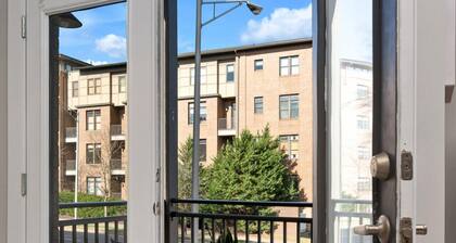 REFRESHING 2 bedroom, 3 bed ★ Nashville condo w/ FREE Parking +Near Restaurants
