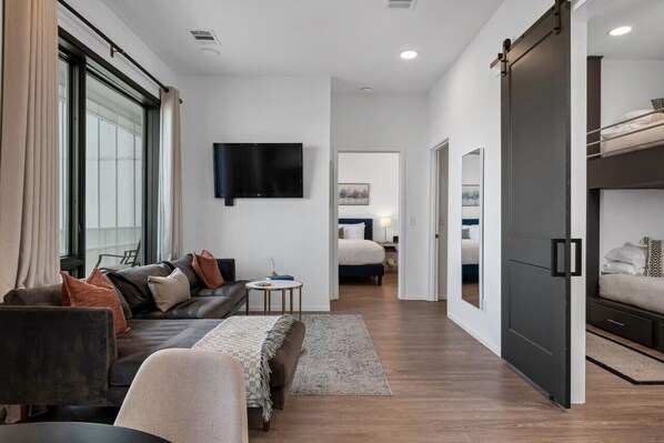 2 habitaciones, escritorio y tabla de planchar con plancha 