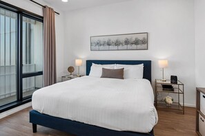 2 habitaciones, escritorio y tabla de planchar con plancha 