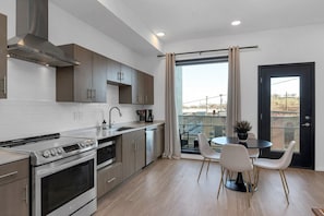Réfrigérateur, four à micro-ondes, un four, surface de cuisson