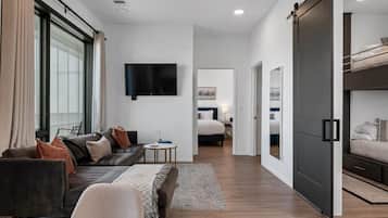 2 多间卧室、办公桌、熨斗/熨衣板、旅行婴儿床