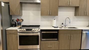 冰箱、微波炉、烤箱、炉灶