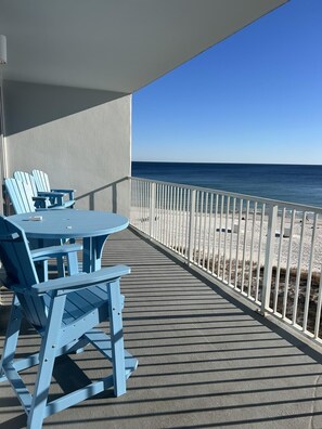 Outdoor dining - Lighthouse 402 | Beachfront | Waterspouts + Zero Entry Pool | My Beach Getaways (Gulf Shores)