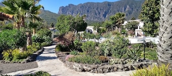 pretty apartment with sun terrace in the subtropical garden with WiFi and pool