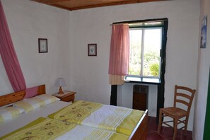 1 slaapkamer, een strijkplank/strijkijzer, reisbedje, gratis wifi