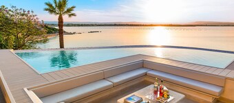 Luxury villa with pool, Jacuzzi and direct access to the sea, Di Casa In Sicilia