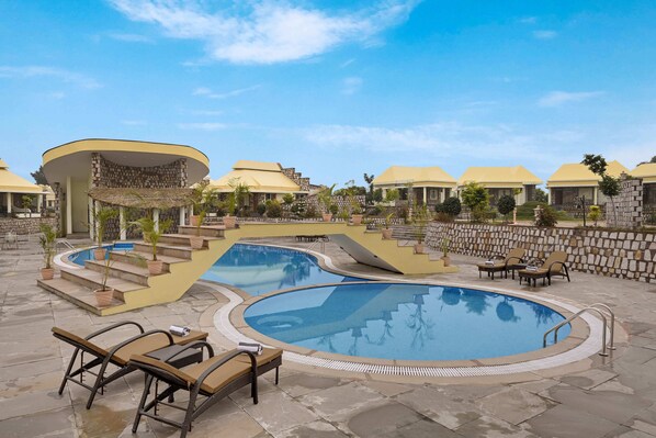 Una piscina al aire libre