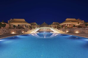 สระว่ายน้ำกลางแจ้ง