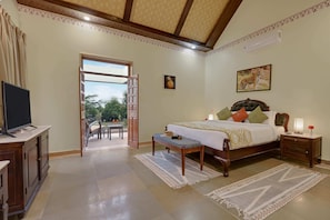 Sviitti, yksityinen uima-allas | 1 makuuhuone, minibaari, työpöytä, pimennysverhot