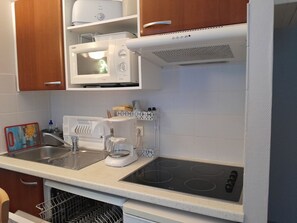 Réfrigérateur, four à micro-ondes, surface de cuisson, lave-vaisselle