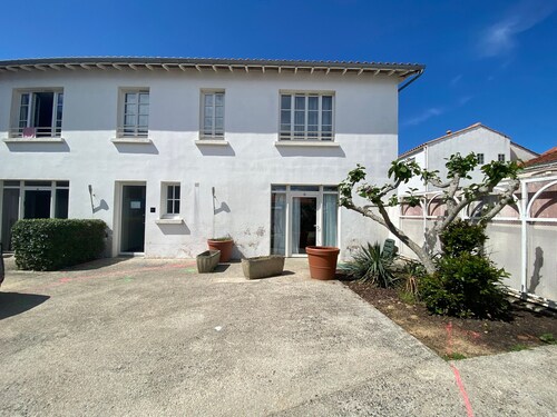 Ground Floor Apartment with Pool Access, 50m from Beach and Town Center