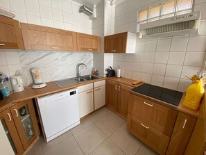 Køleskab, mikrobølgeovn, kogeplade, opvaskemaskine