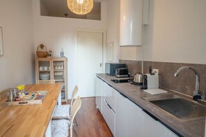 Kühlschrank, Mikrowelle, Herdplatte, Geschirrspüler