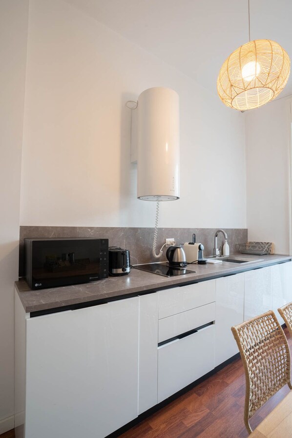 Kühlschrank, Mikrowelle, Herdplatte, Geschirrspüler