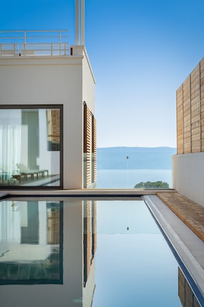 Una piscina al aire libre, una piscina climatizada