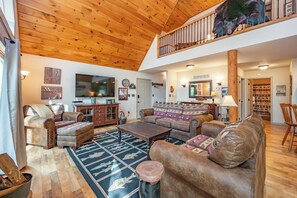 Smart TV, chimenea y reproductor de DVD 