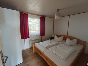 2 bedrooms, travel cot, WiFi