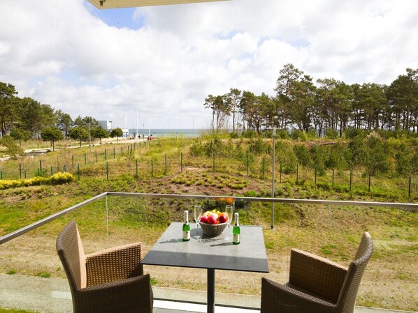 Outdoor dining - Vacation apartment with sea view, 2 bedrooms, balcony and sauna (Ostseebad Binz)