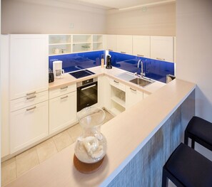 Fridge, microwave, oven, stovetop - Vacation apartment with sea view, 2 bedrooms, balcony and sauna (Ostseebad Binz)