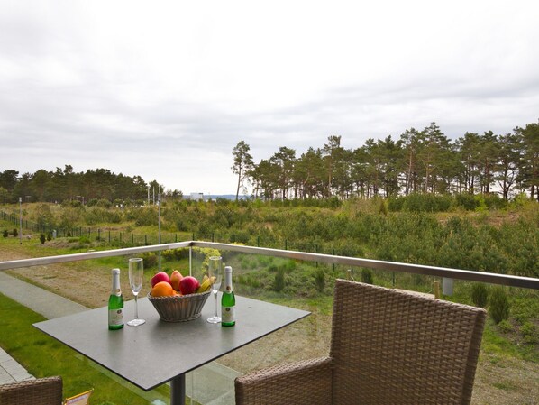 Outdoor dining - Beautiful apartment in top beach location with sea view (Ostseebad Binz)