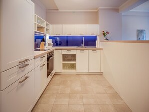 Fridge, oven, stovetop, dishwasher - Beautiful apartment in top beach location with sea view (Ostseebad Binz)