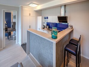 Kjøleskap, ovn, kokeplater og oppvaskmaskin