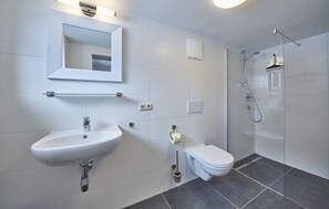 Dusche, Haartrockner, Handtücher, Toilettenpapier