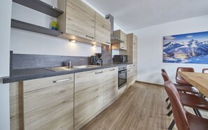 Kühlschrank, Mikrowelle, Herdplatte, Geschirrspüler