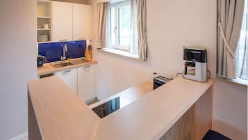 Fridge, oven, stovetop, dishwasher