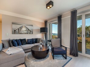 Fernseher, Tischtennisplatte, Stereoanlage