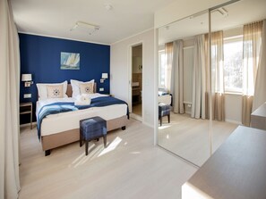 1 bedroom, desk, free WiFi, bed sheets - Apartment with sea view, 1 bedroom and balcony (Ostseebad Binz)