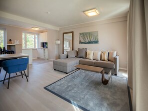 TV, table tennis - Apartment with sea view, 1 bedroom and balcony (Ostseebad Binz)