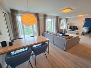 Fernseher, DVD-Player, Tischtennisplatte, Stereoanlage