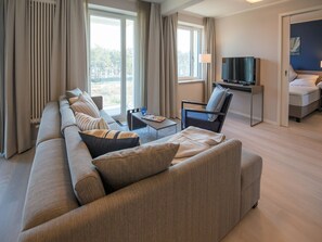 Fernseher, DVD-Player, Tischtennisplatte, Stereoanlage