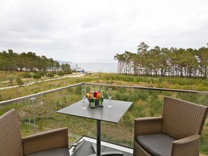 Outdoor dining - Apartment with sea view, 2 bedrooms and balcony (Ostseebad Binz)