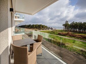 Outdoor dining - Apartment with sea view, 3 bedrooms and balcony (Ostseebad Binz)