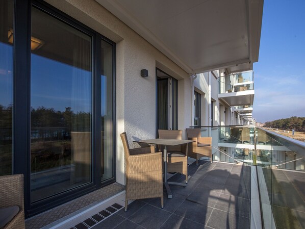 Outdoor dining - Apartment with sea view, 1 bedroom and balcony (Ostseebad Binz)