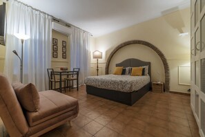 1 habitación, tabla de planchar con plancha, wifi y ropa de cama 
