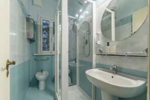 Dusche, Haartrockner, Bidet