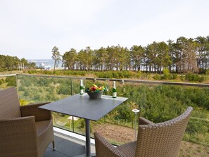 Outdoor dining - Apartment with sea view, 1 bedroom and balcony (Ostseebad Binz)