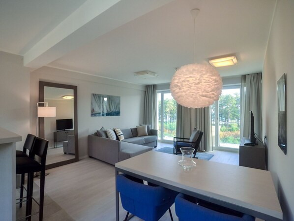 TV, table tennis - Apartment with sea view, 1 bedroom and balcony (Ostseebad Binz)